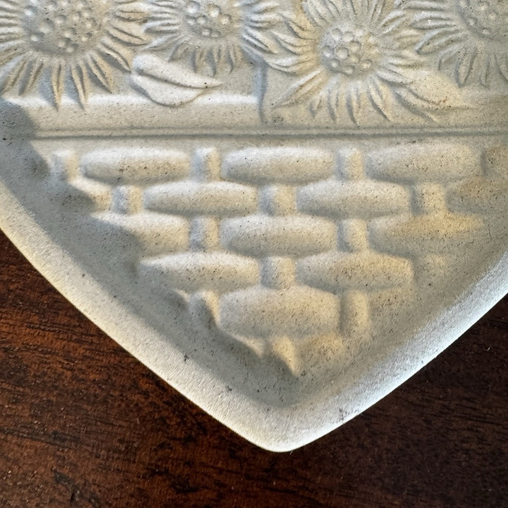 VTG 1994 Pampered Chef 6" Stoneware Sunflower Basket Heart Cookie Mold Made USA - Picture 4 of 8